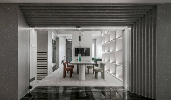 淺色系實(shí)木書柜在辦公室裝修設(shè)計中的魅力