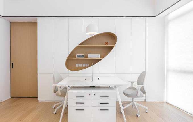 上海辦公室裝修設計：紅色工礦吊燈如何成為焦點？