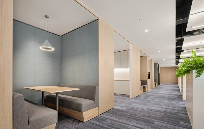 辦公室裝修設(shè)計:淺黃色地坪漆,打造溫馨高效工作空間